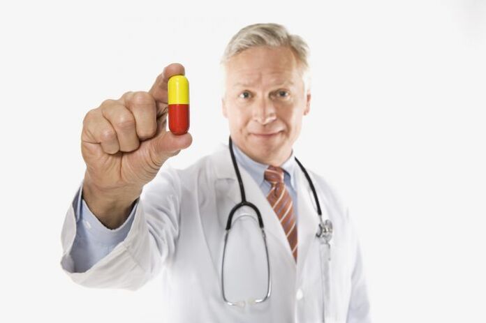 il medico offre medicine per la prostatite